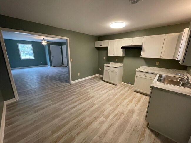 Building Photo - 121 Clyde Dr