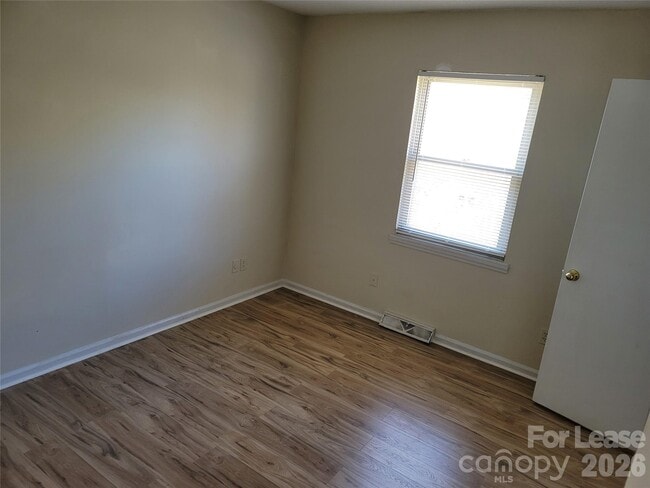 Building Photo - 5323 Chestnut Lake Dr