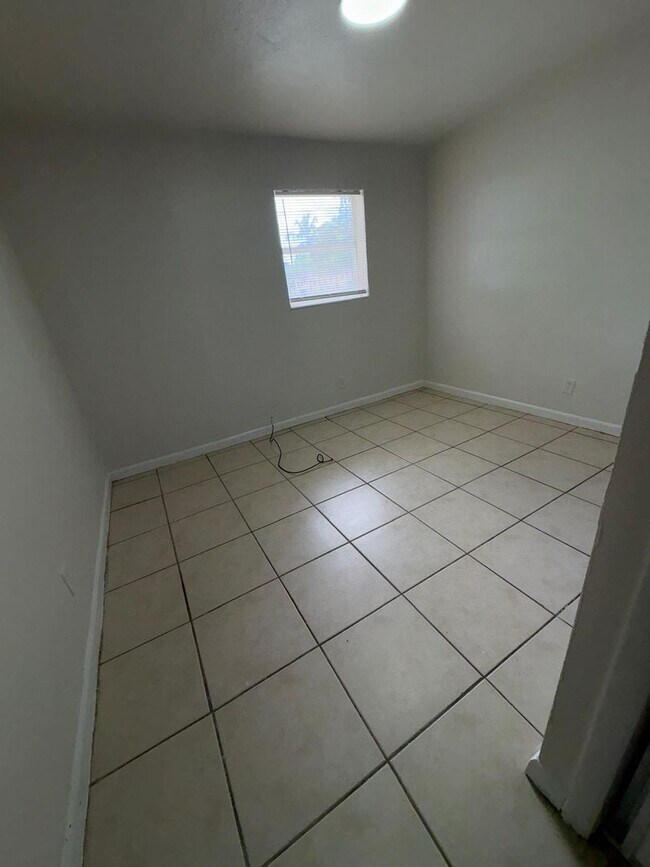 Building Photo - 900 NW