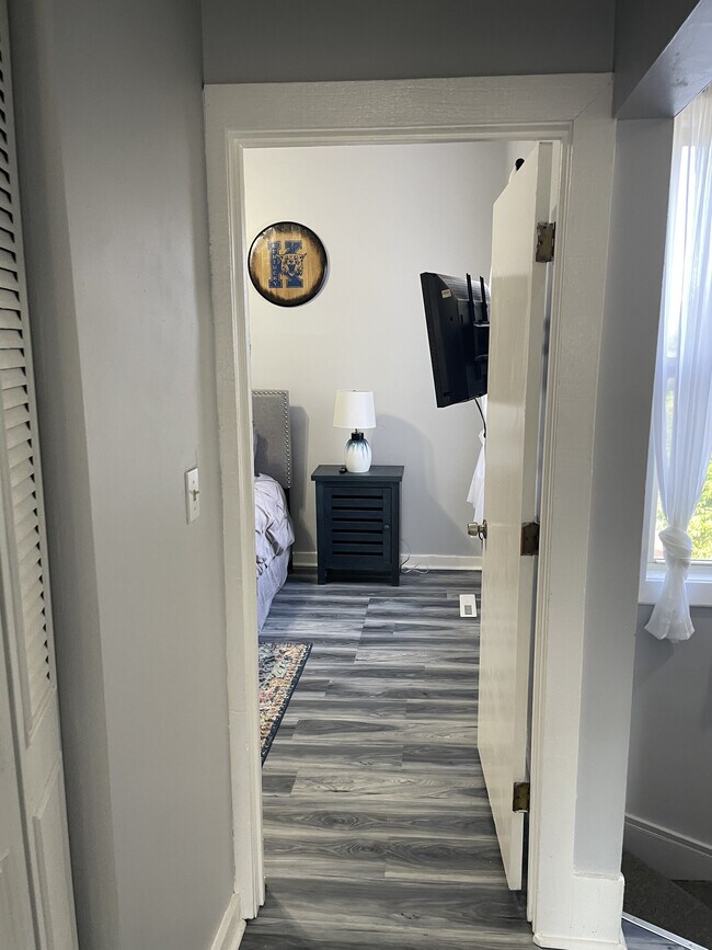 Building Photo - 123 Montmullin St