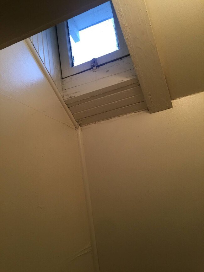 Building Photo - Very unique upper 1bed, great location! Ta...