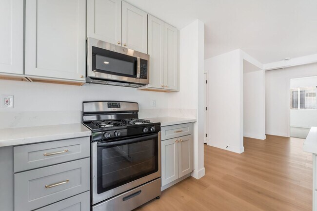 Building Photo - Modern Designer Remodel with Stylish Finishes & Spacious Outdoor Living!