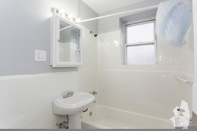 Building Photo - 1 bedroom in Chicago IL 60626