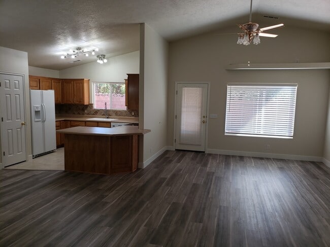 Building Photo - Bright Home with 2 Car Garage