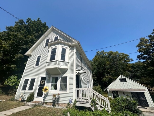 Building Photo - Spacious 3 Bedroom Unit