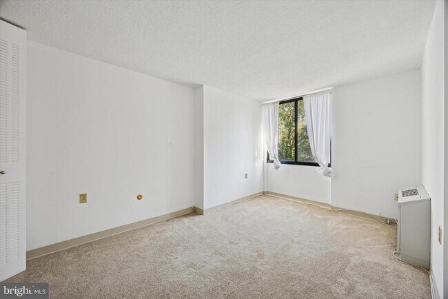 Building Photo - 801 Yale Ave
