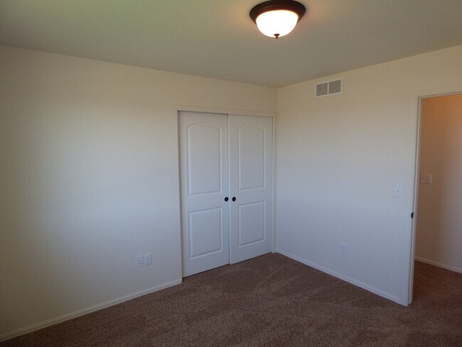 Building Photo - Two Story 3 Bed / 2.5 Bath Home in Windsor!