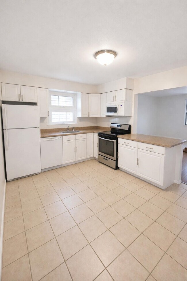 Building Photo - 177 W 51st St