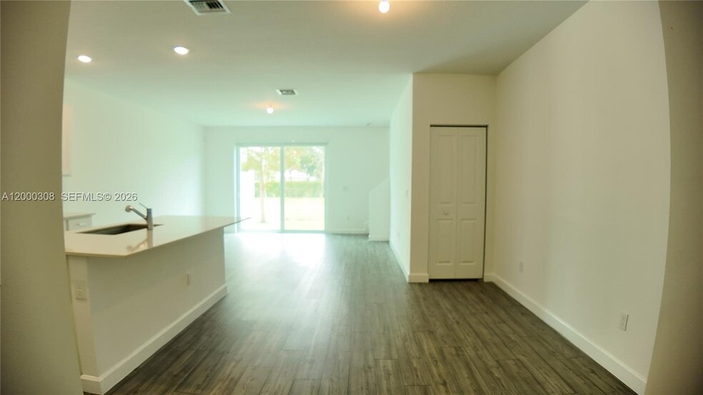 Building Photo - 4612 Hollister Ave