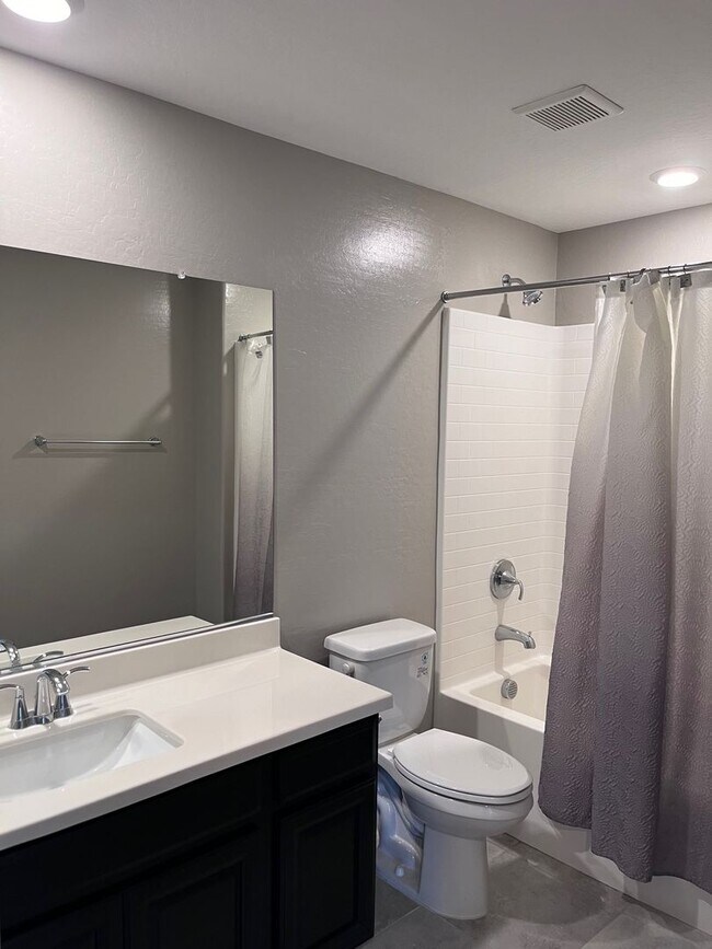 Building Photo - 3 Bedroom Single Family home - Gated community