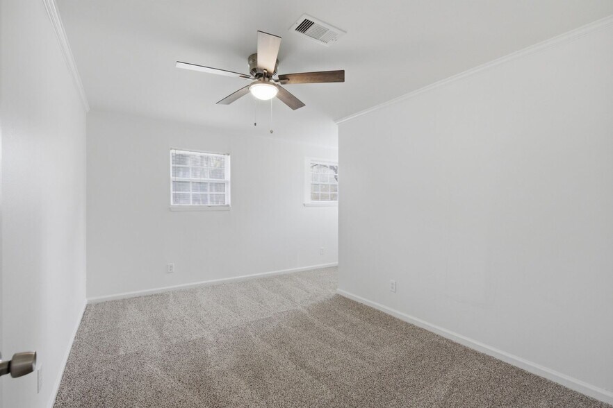 Building Photo - 6011 Bankside Dr