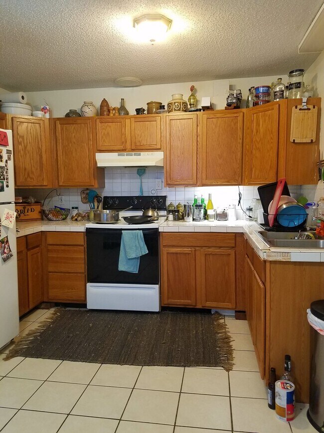 Building Photo - Three Bedroom Corner Lot Walking Distance to Park Circle