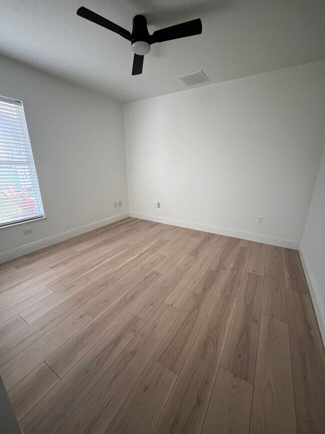 Building Photo - Convenient 3/2/2 PSL Home with Backyard Oa...