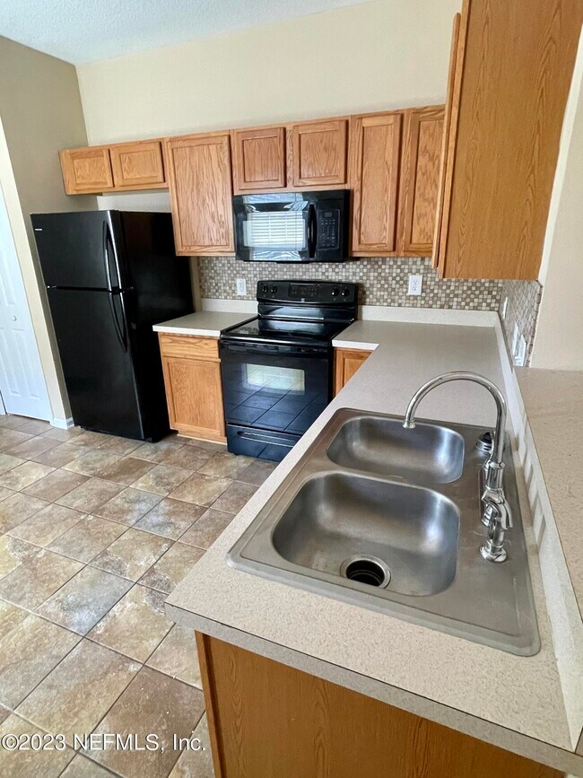 Building Photo - 549 Scrub Jay Dr