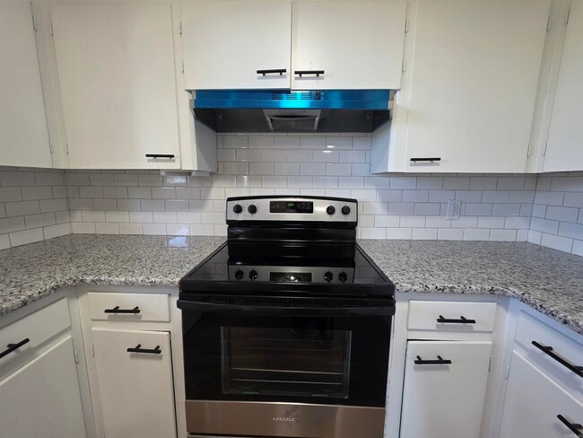 Building Photo - 15 Cliffwood Cir