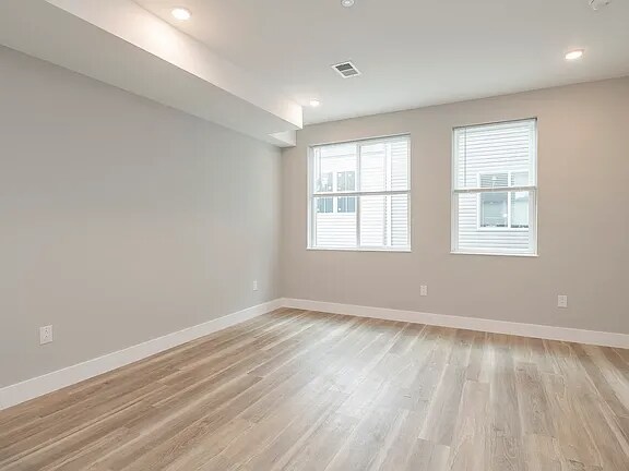 Building Photo - 2008 N Darien St