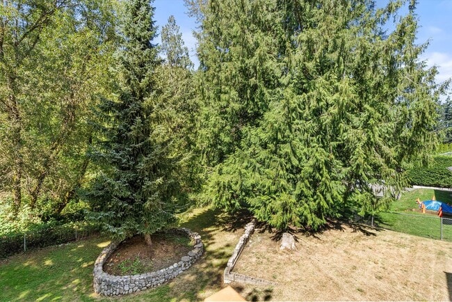 Building Photo - 3 Bed 2 Bath Fully Fenced Split Level Lake...
