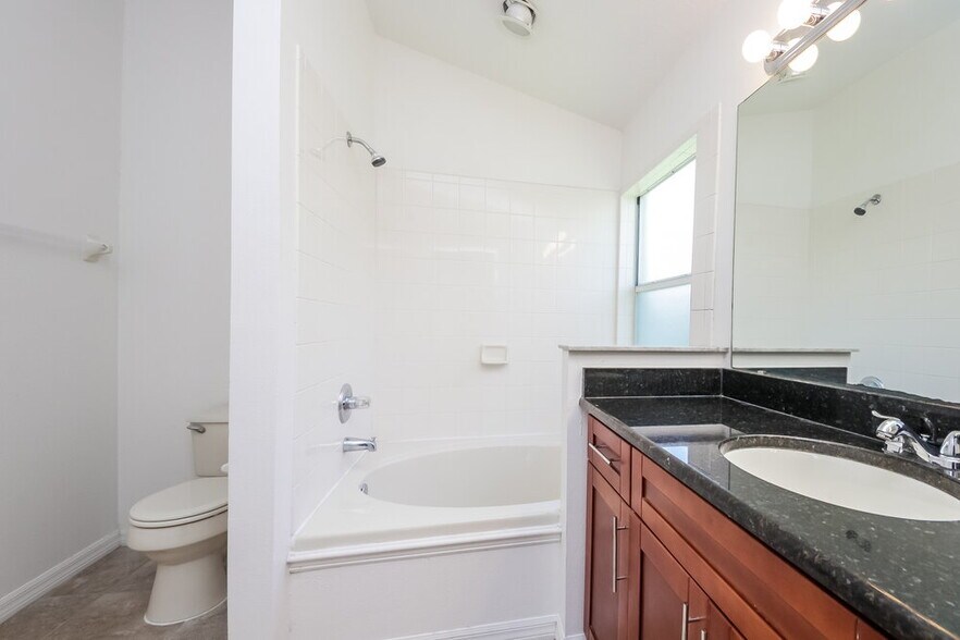 Building Photo - 671 Eagle Pointe S