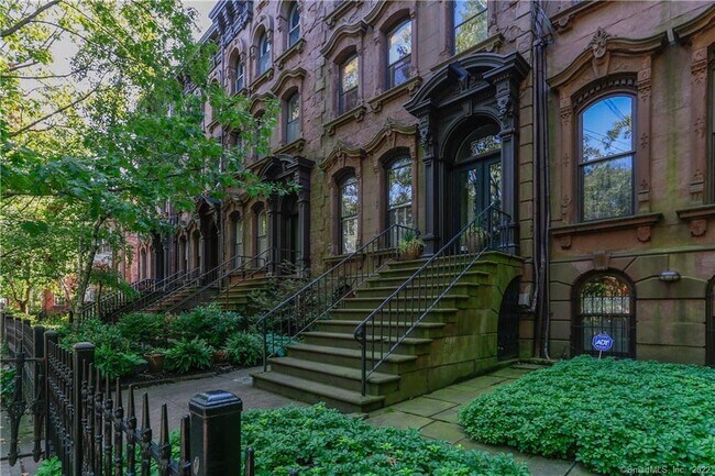 Building Photo - 558 Chapel St