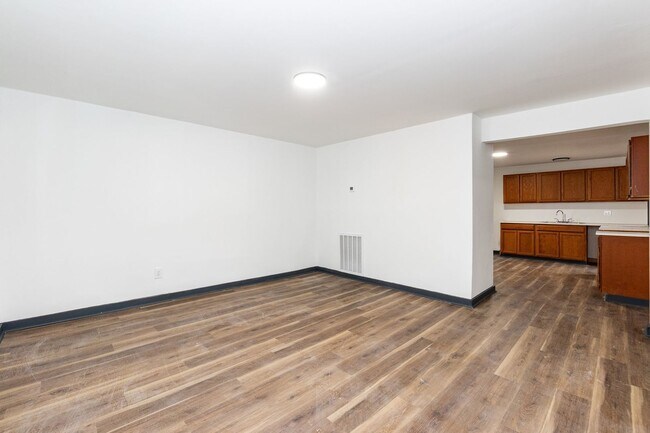 Building Photo - Spacious Three Bedroom Remodeled Home!