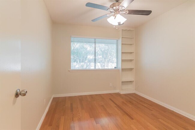 Building Photo - 10102 Missel Thrush Dr