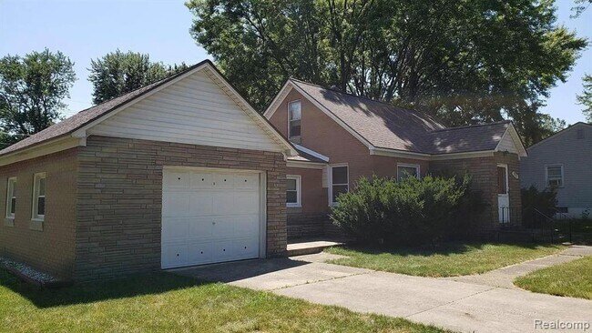 Primary Photo - 2111 W 14 Mile Rd