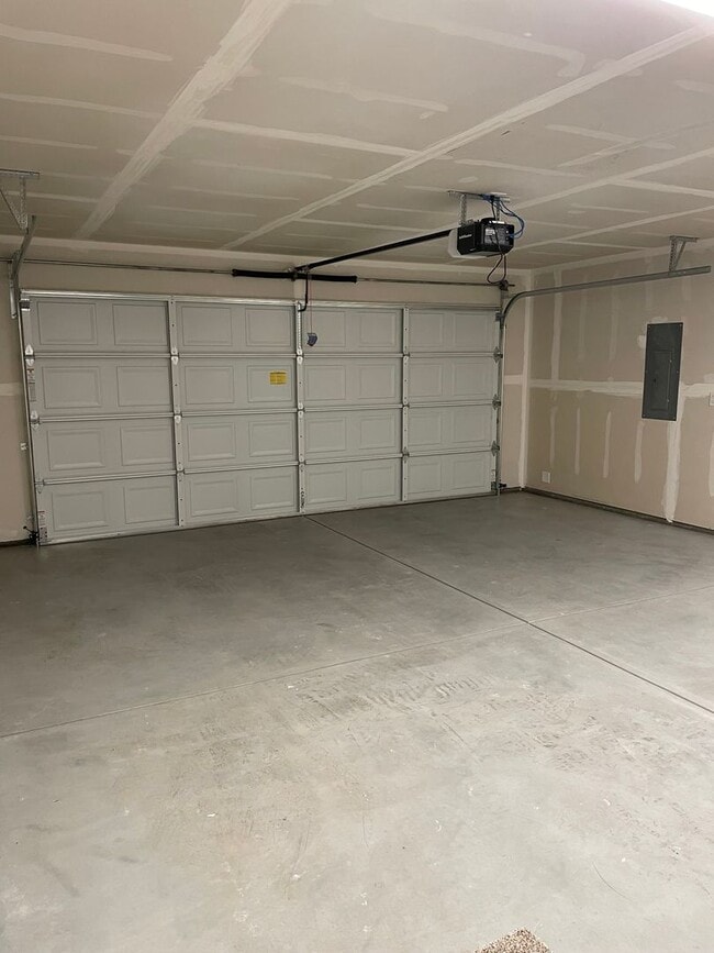 Building Photo - Located in Tieton!