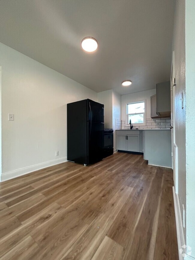 Building Photo - 2 Bedroom / 1 Bathroom 2nd floor apartment!