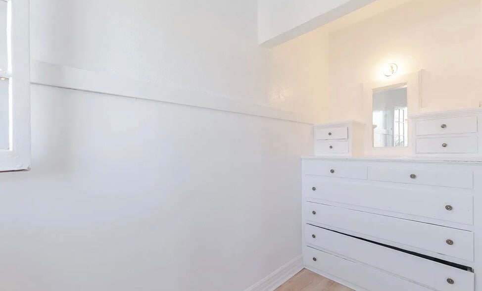 closet with built in - 1704 Miramar St