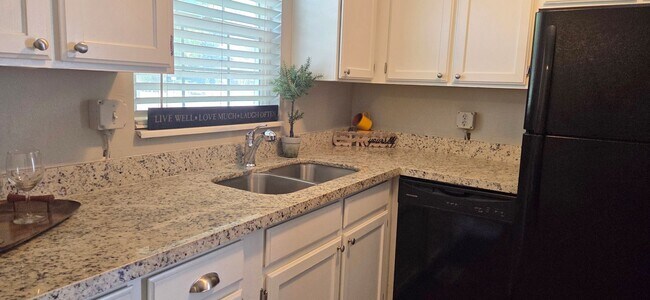 Building Photo - Convenient Sugar House Apartment for Rent!