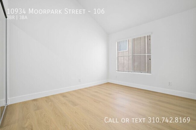 Building Photo - 10934 Moorpark St