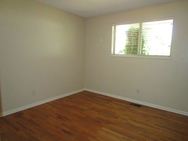 Building Photo - 2310 W Parkway Dr