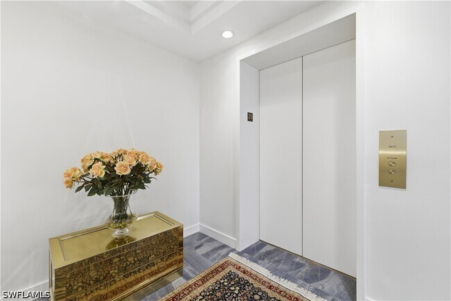 Building Photo - 8665 Bay Colony Dr