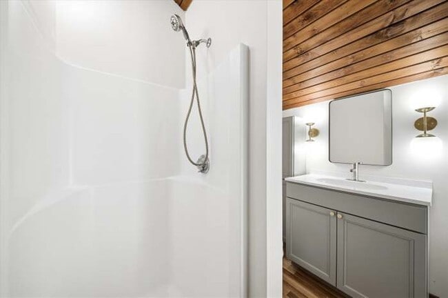 Building Photo - 105 Middle Rd