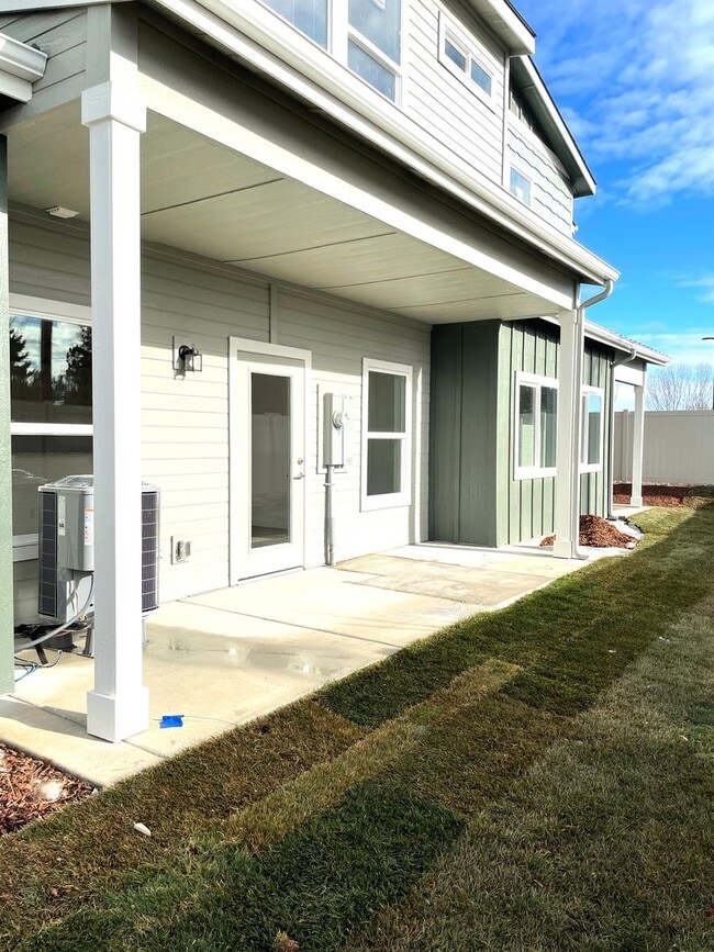 Building Photo - Newly Built Townhome