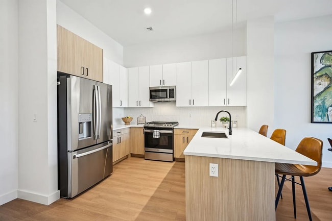 Building Photo - 1642 E 56th St