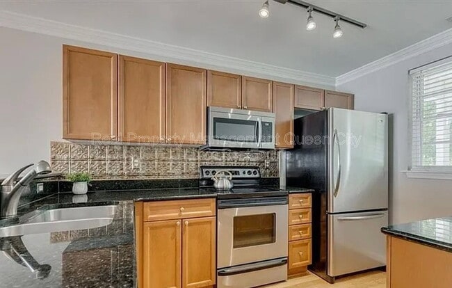 Building Photo - 1224 Green Oaks Ln