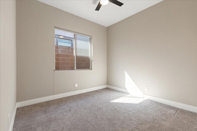 Building Photo - Lovely Home!