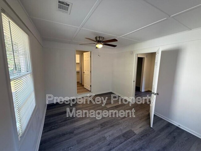 Building Photo - 828 Pamela Dr