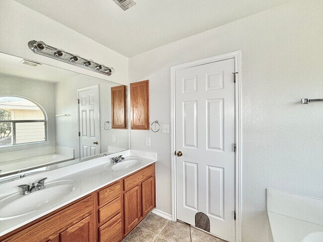 Building Photo - Spacious 3 bedroom home!