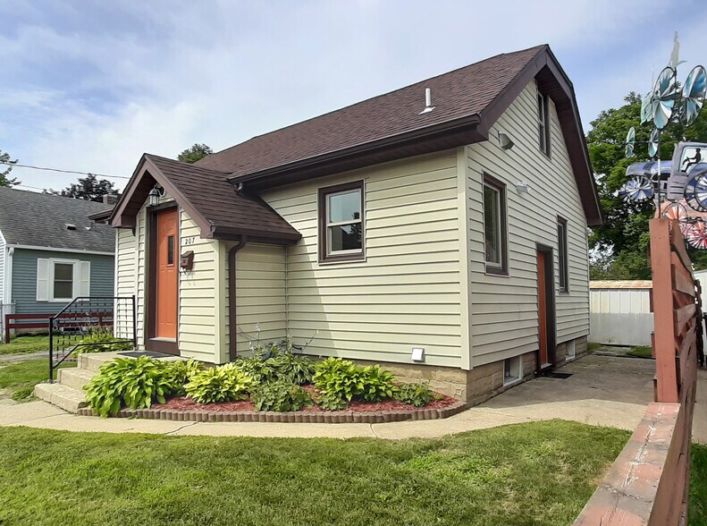 Exterior Front - 207 14th Ave. NE