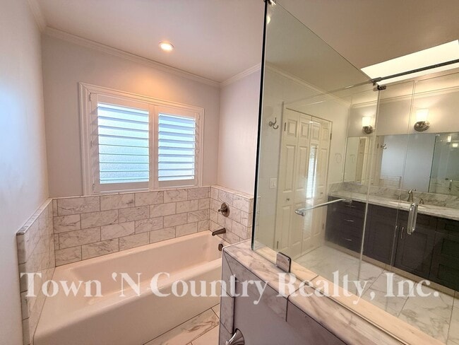 Building Photo - 1198 Loyola Dr