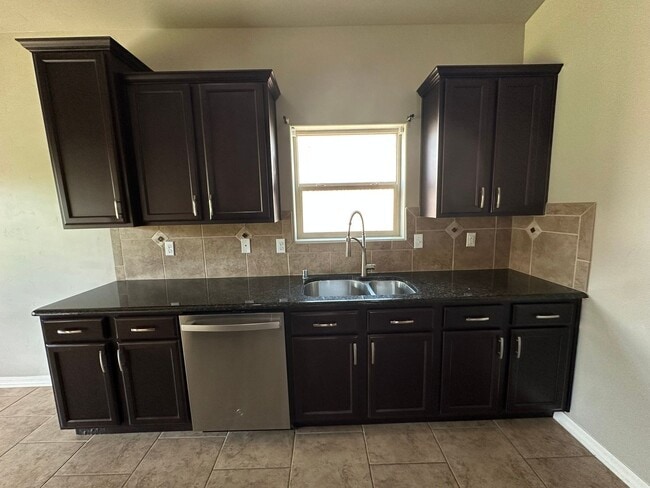 Building Photo - 3 Bed 2 Bath Home