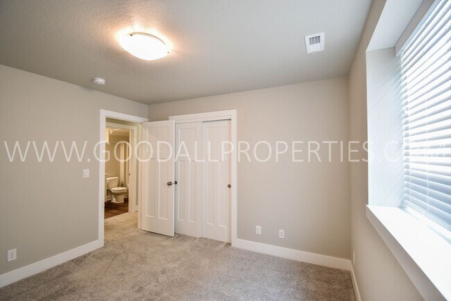 Building Photo - Modern Style Ranch, 3 bedroom 2.5 bath hom...