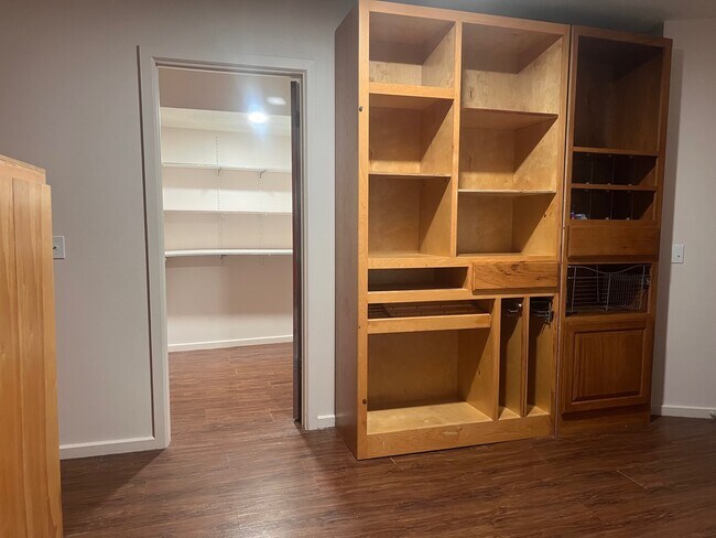 Building Photo - 302 Dallas St