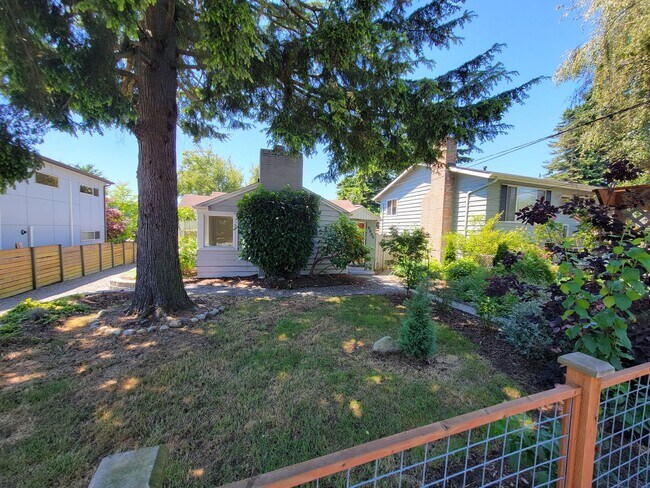 Building Photo - Gorgeous Oasis in Licton Springs Available...