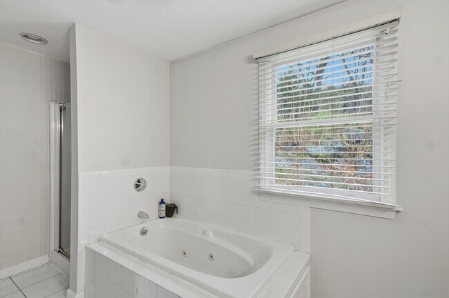 Building Photo - 11 Roseanna Park Dr
