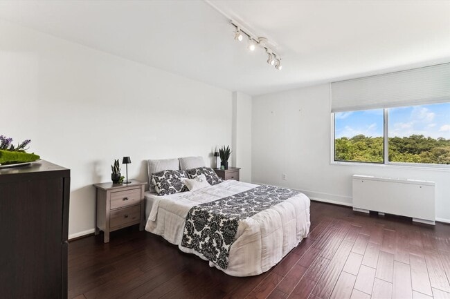 Building Photo - Great 2 Bedroom 2 Bath in Van Ness DC!