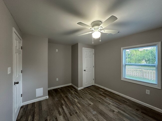 Building Photo - Cozy 2 Bedroom 1 Bathroom for Rent!