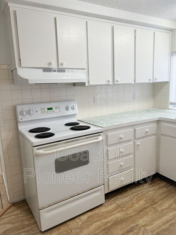 Building Photo - 5829 Elm St